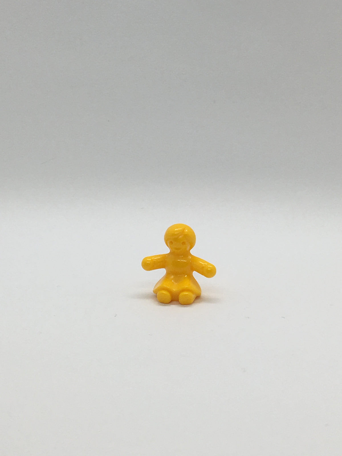 Playmobil Puppe - gelb - sitzend - Kinderspielzeug - C1540