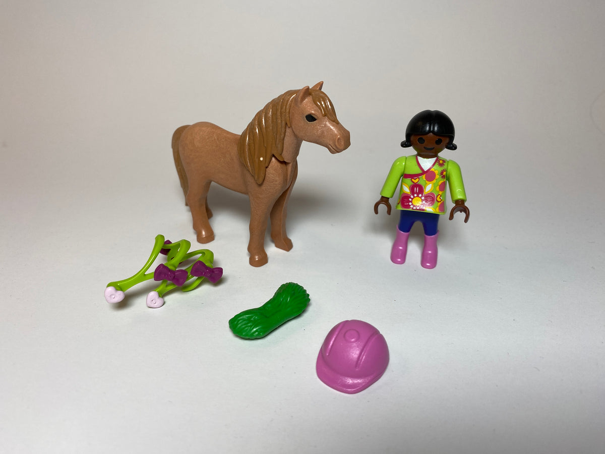 Playmobil Mädchen mit Pony mit grünem Schmuck - 0487