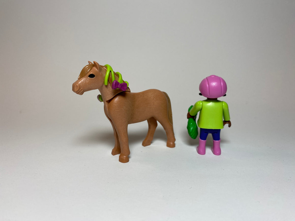 Playmobil Mädchen mit Pony mit grünem Schmuck - 0487
