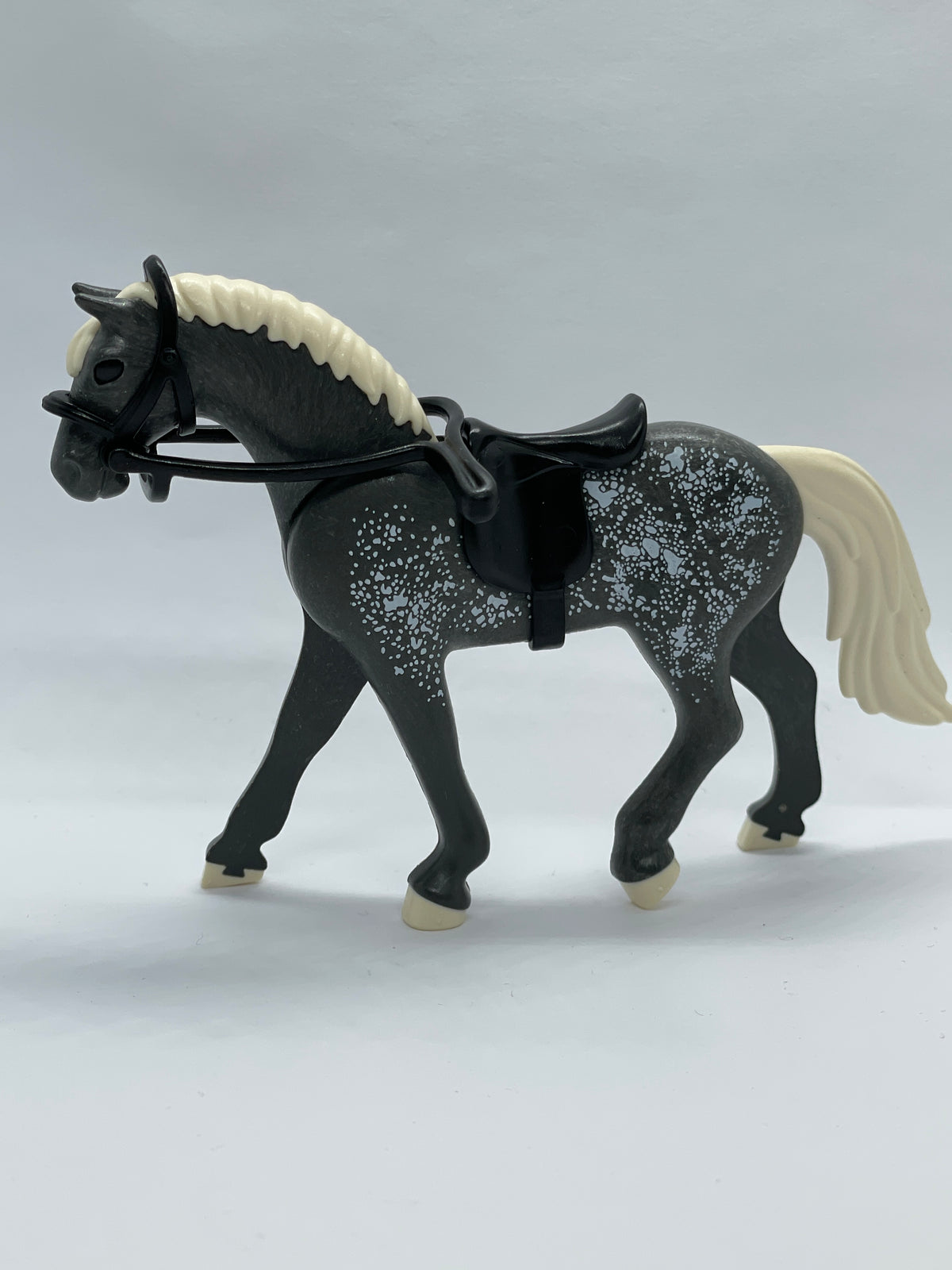 Playmobil Pferd mit Zaumzeug und Sattel - grau - B0025