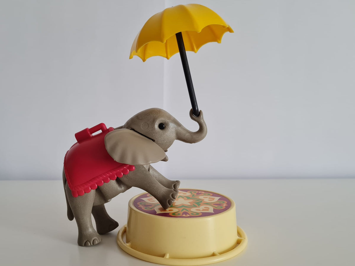 Playmobil Zirkus-Elefant klein mit Schirm und Podest