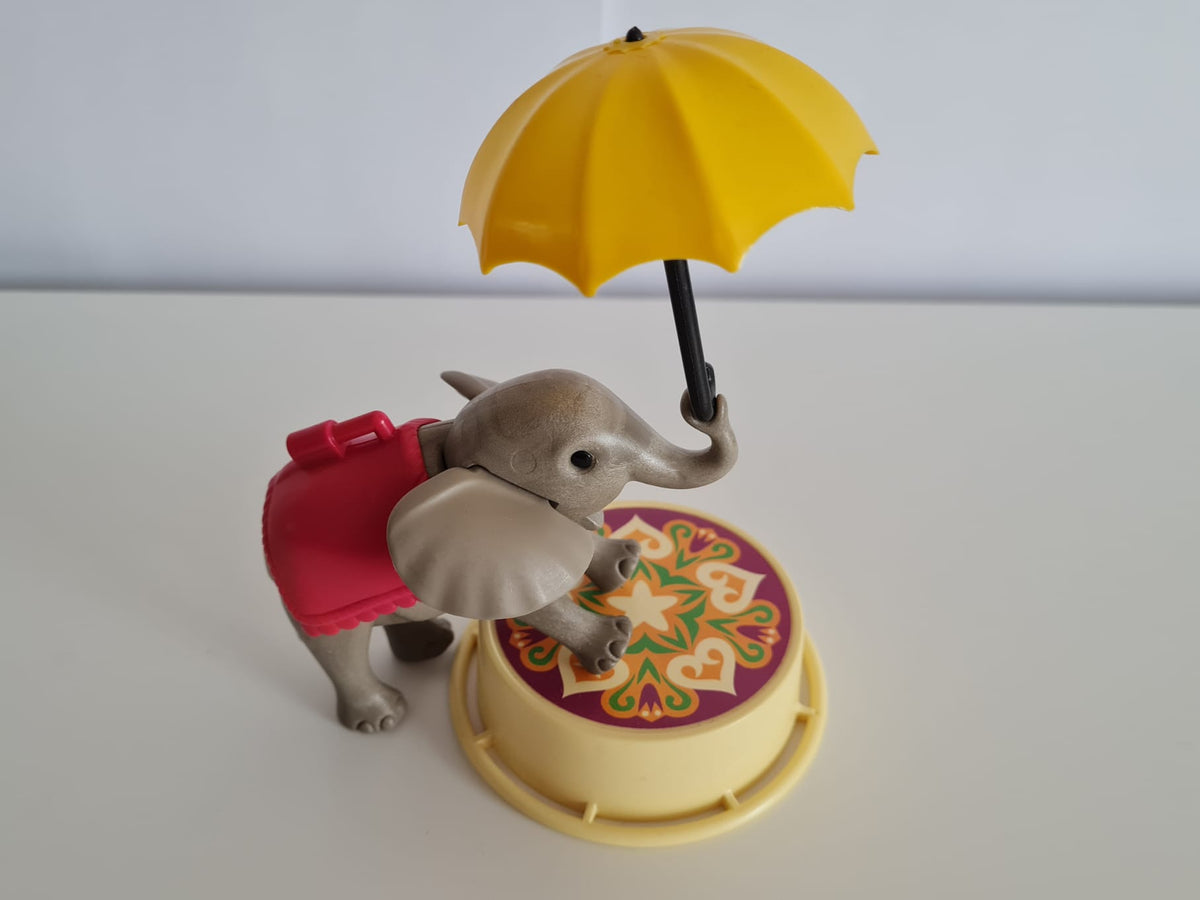 Playmobil Zirkus-Elefant klein mit Schirm und Podest